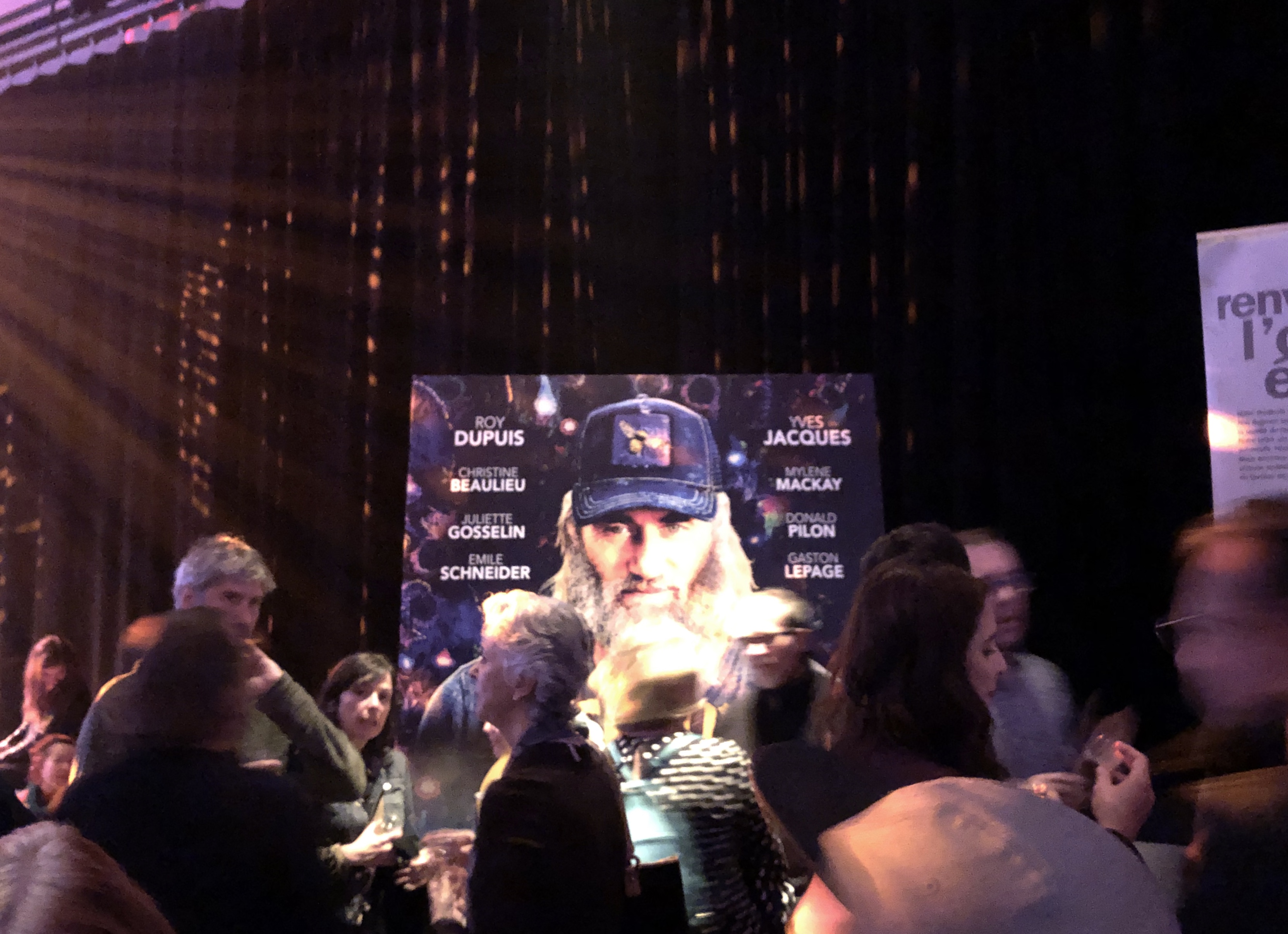 Tapis rouge festif pour Les fleurs oubliées_25